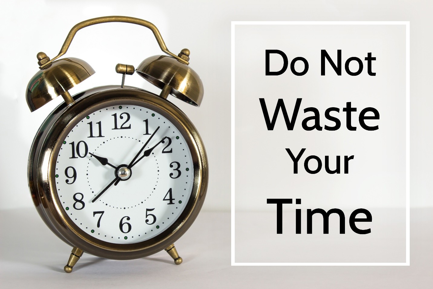 Vintage alarm clock with the text Do Not Waste Your Time